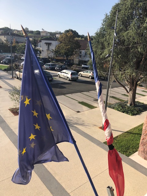 Drapeau en berne hommage S. PATY